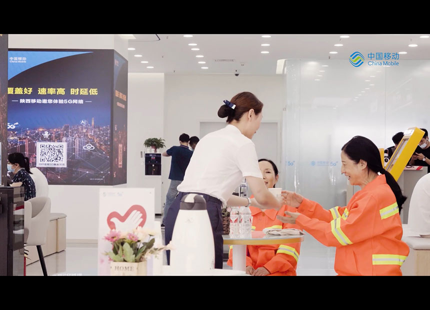 移动关爱环卫工人公益微电影《背影》